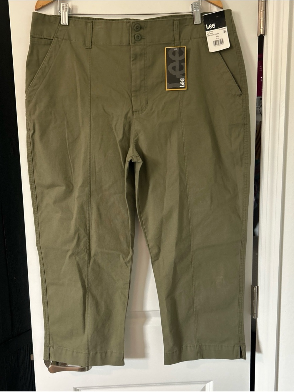 Lee Women's 23” Capri Pant, Size 18-Mercantile Green- NWT- Mid Rise